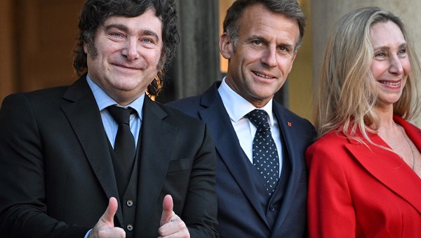 images/Octubre26/02-macron-jm-km.jpg