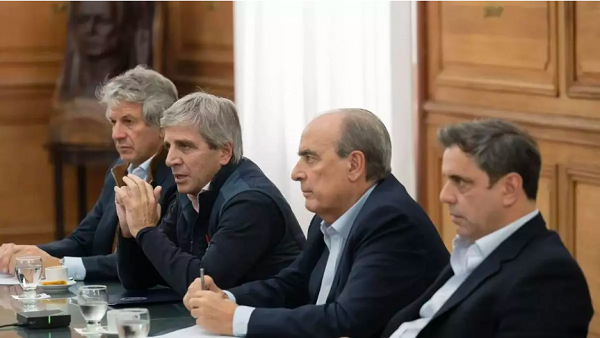 El estudio británico detrás del “pasaporte dorado” argentino pidió US$25 millones, pero el 